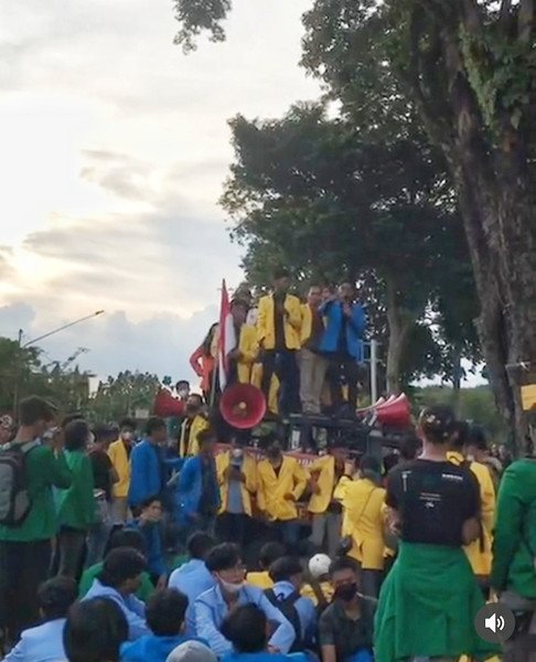 Aksi Demo Mahasiswa Palembang, Bawa Pocong dan Batu Nisan