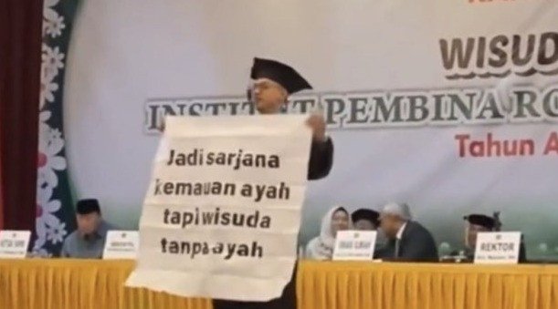 Aksi Haru Wisudawan: Kenang Ayah yang Telah Tiada dengan Banner di Panggung Wisuda