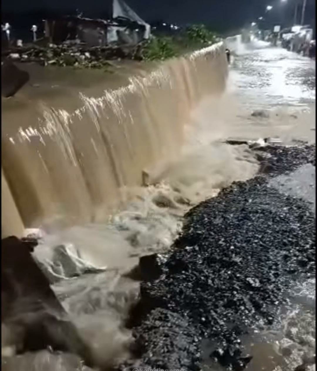 Banjir dan tanah longsor di Semarang diakibatkan oleh hujan dengan intensitas berat