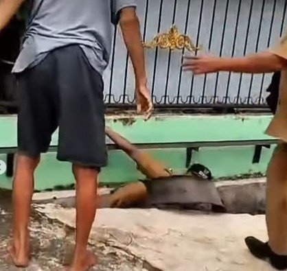 Bikin Resah, Warga Pasang Polisi Tidur Penuh Paku, Warga Ribut dengan Petugas Kelurahan