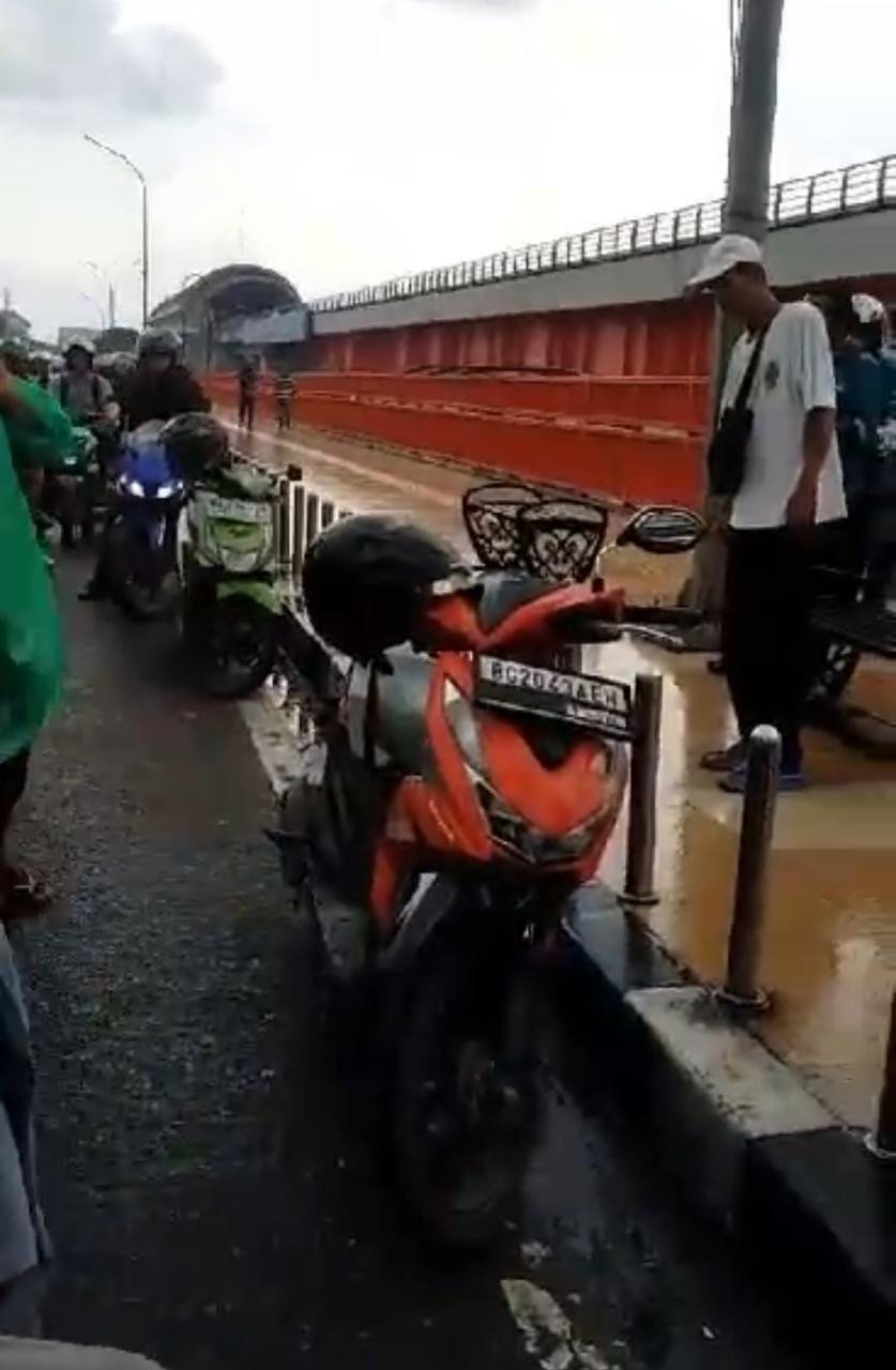 BREAKING NEWS: Seorang Pria Nekat Terjun dari Jembatan Ampera ke Sungai Musi