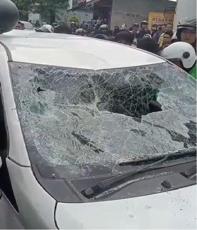 Diteriaki Maling Usai Senggolan, Pengemudi Mobil Jadi Sasaran Amuk Massa