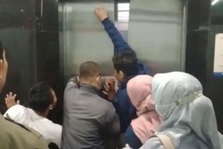 Evakuasi menegangkan ASN Wanita Hamil Terjebak Dalam Lift