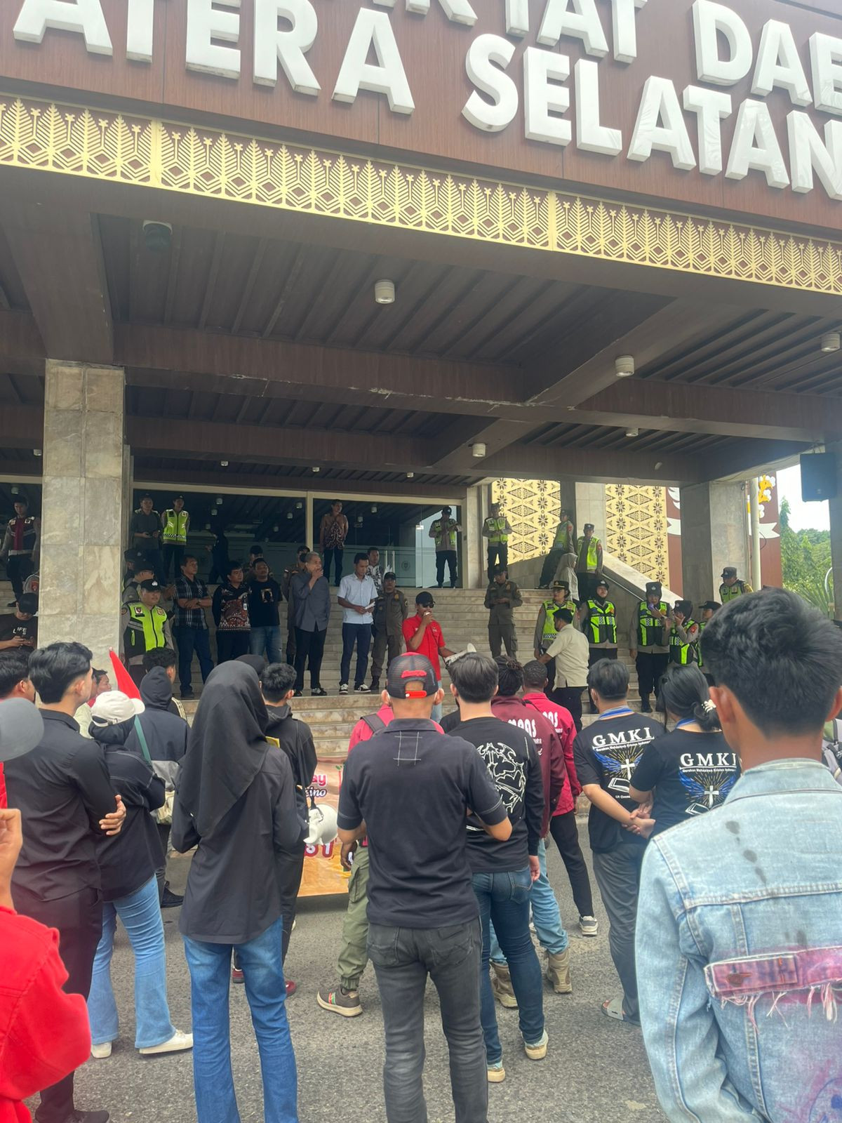 Front Mahasiswa Sumsel Geruduk DPRD: Soroti Anggaran Fasilitas Pimpinan DPRD