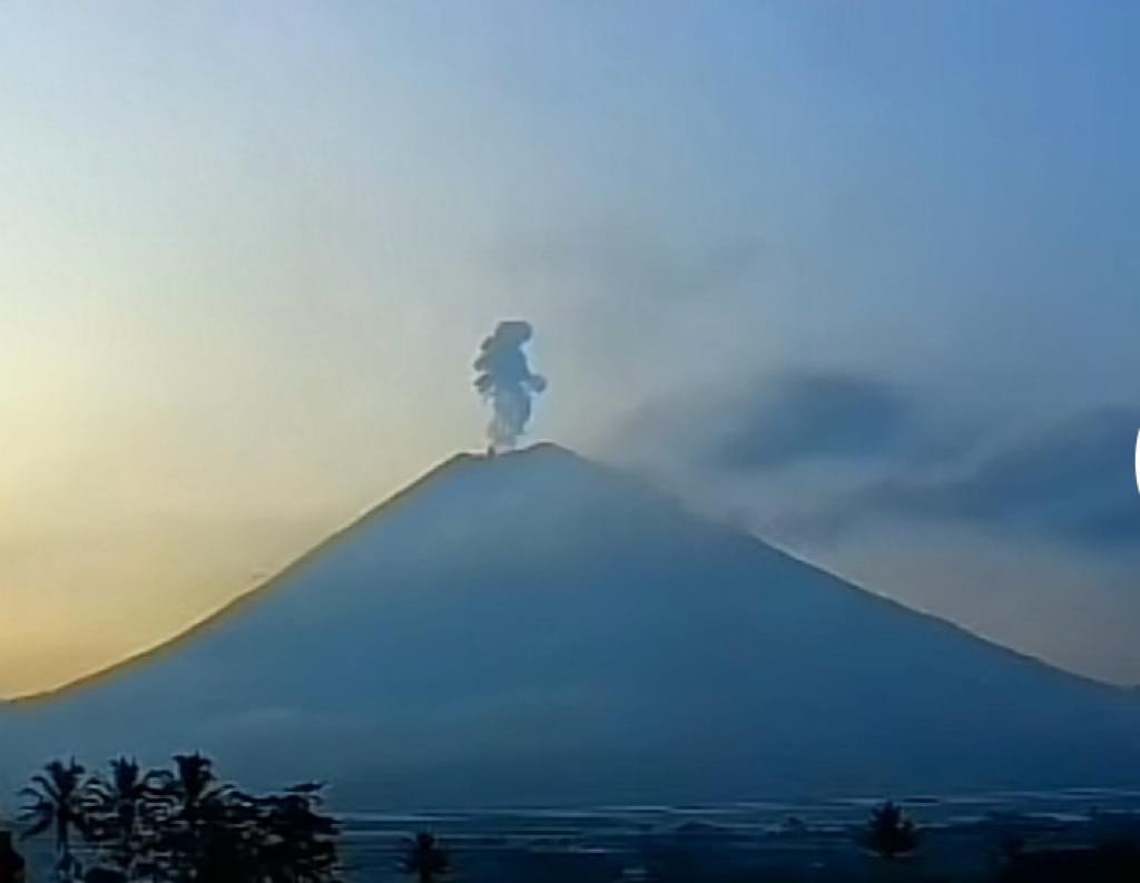 Lingkaran - Gunung Semeru Kembali Erupsi Pagi Ini, Tinggi Letusan Capai ...