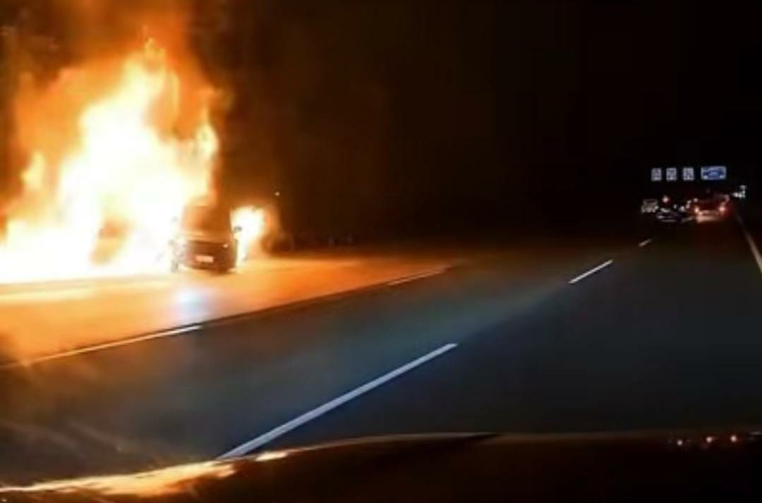 Jetour T2 terlibat kecelakaan hebat hingga terbakar di Tol Jagorawi KM 31 arah Jakarta