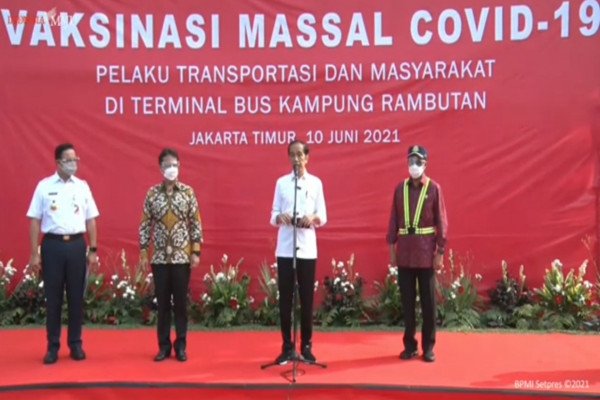 Jokowi Tinjau Lokasi Vaksinasi Covid-19 di Kampung Rambutan