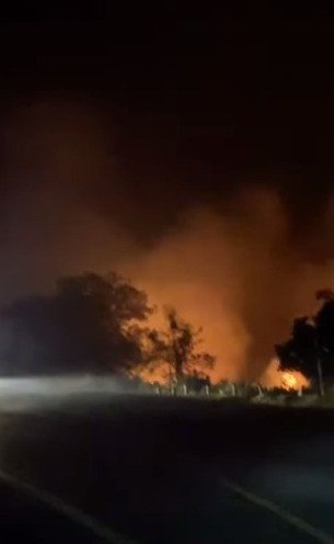 Kebakaran Hutan dan Lahan Meluas di Jalan Indralaya - Palembang, Personil Gabungan Berjuang Memadamkan Api hingga ke Simpang Rambutan