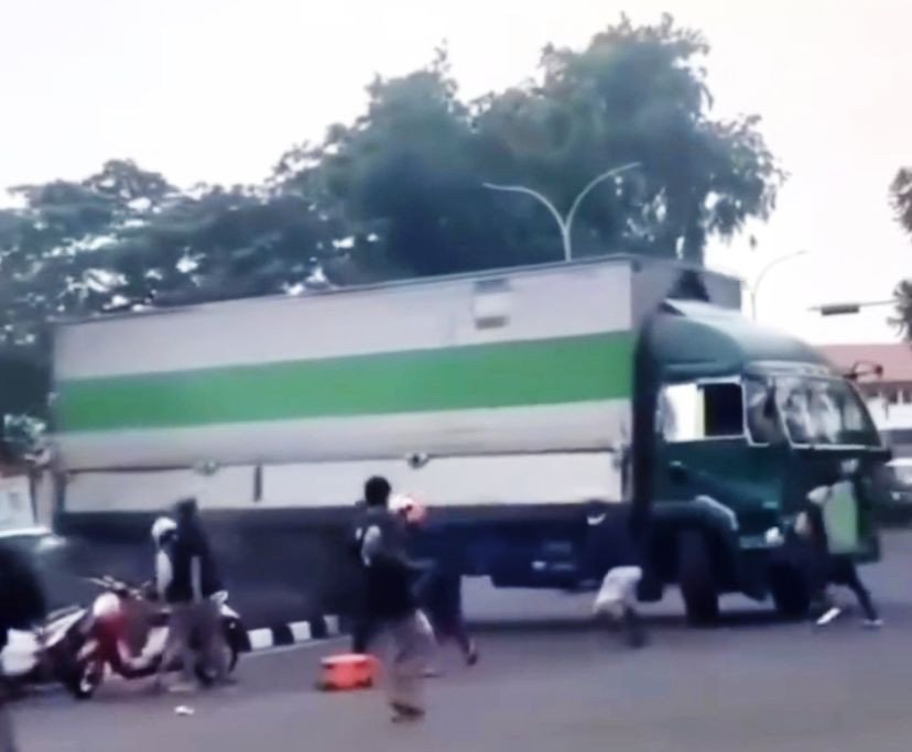 Kecelakaan Maut di Tangerang! Sopir Truk Tabrak Lari dan Tinggalkan Korban!