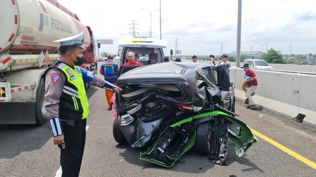Kecelakaan Tol Porong-Surabaya: Mahasiswa 18 Tahun Pengemudi Mobil Mewah Porsche Hantam Livina Hingga Ringsek
