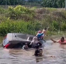 Diduga Rem Blong, Mobil Berisi Balita dan Anak-anak Hantam Tiang Lampu Hingga Tenggelam di Parit