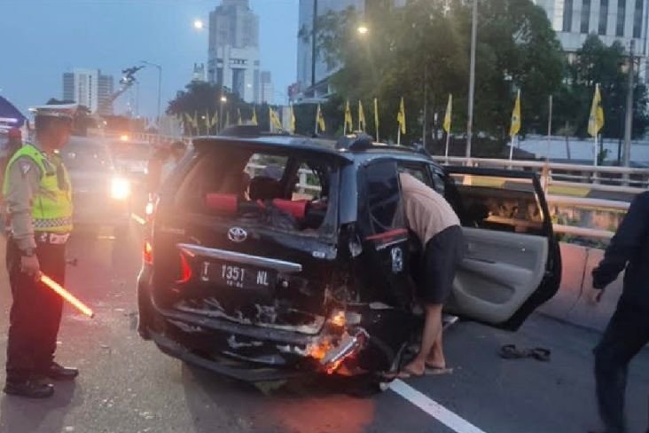 Kecelakaan Tunggal Di Jalan Layang Pancoran, Mobil Ringsek Parah