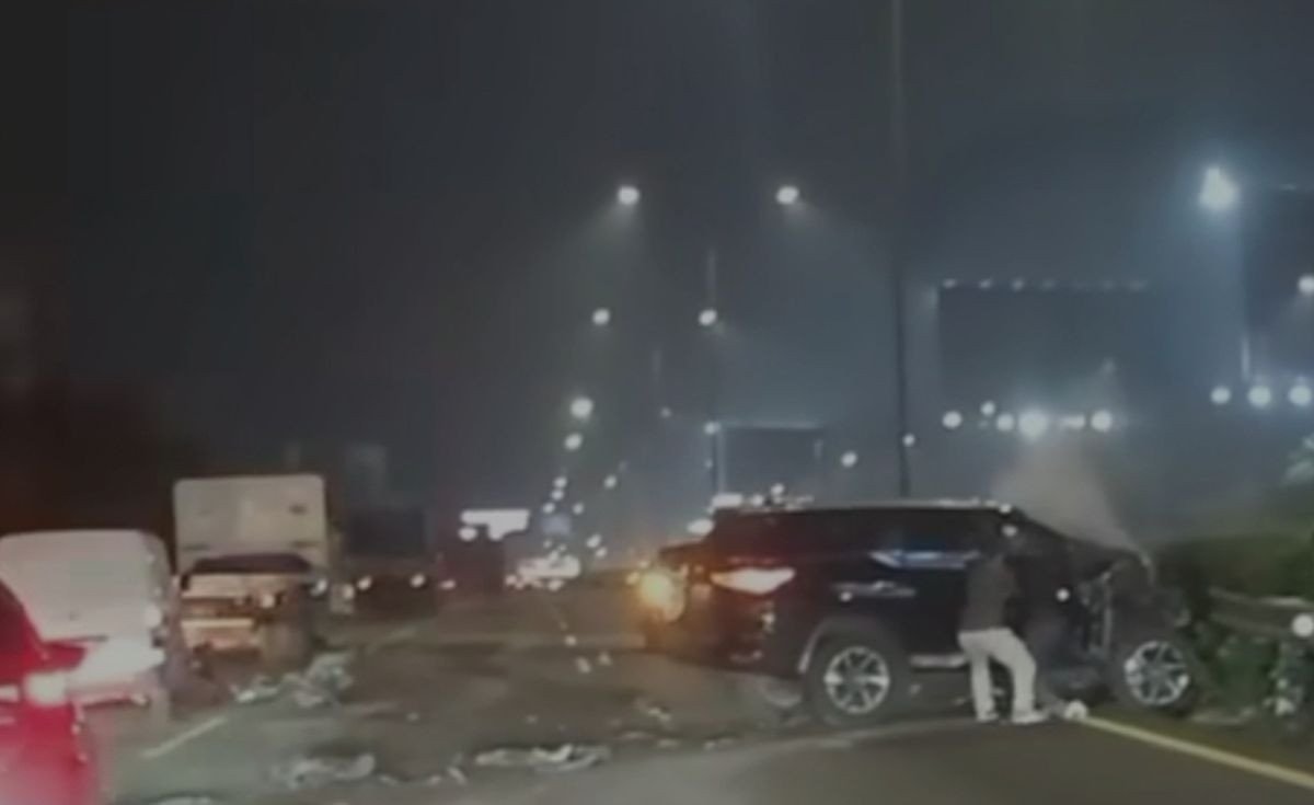 Kecelakaan Tunggal di Tol Jakarta-Tangerang, Fortuner Hantam Truk