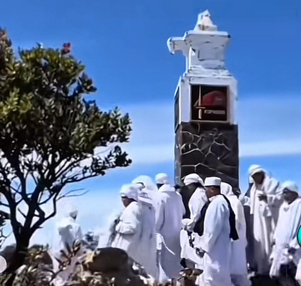 Kelompok Berjubah Putih Gelar Aktivitas Spiritual di Puncak Gunung Lawu, Ada Prosesi Seperti Tawaf