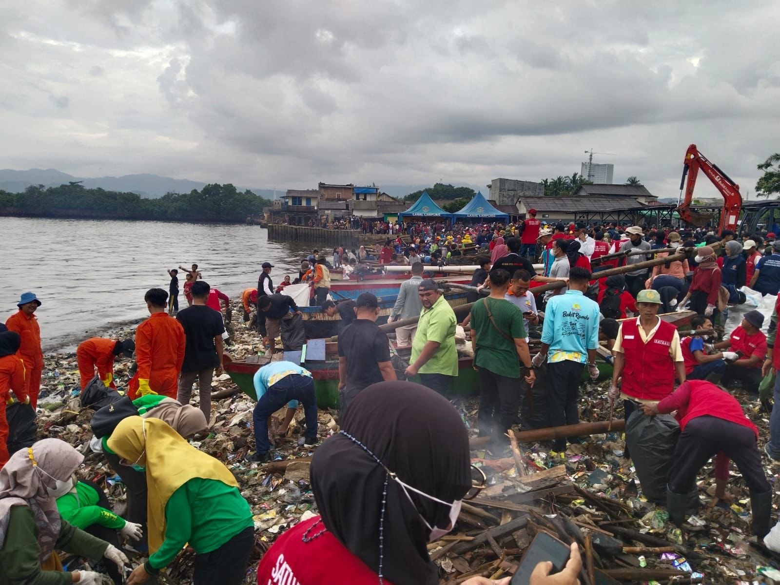 Kemenparekraf Puji Aksi Kebersihan Pantai Pandawara Group Dan Ribuan Warga Lampung