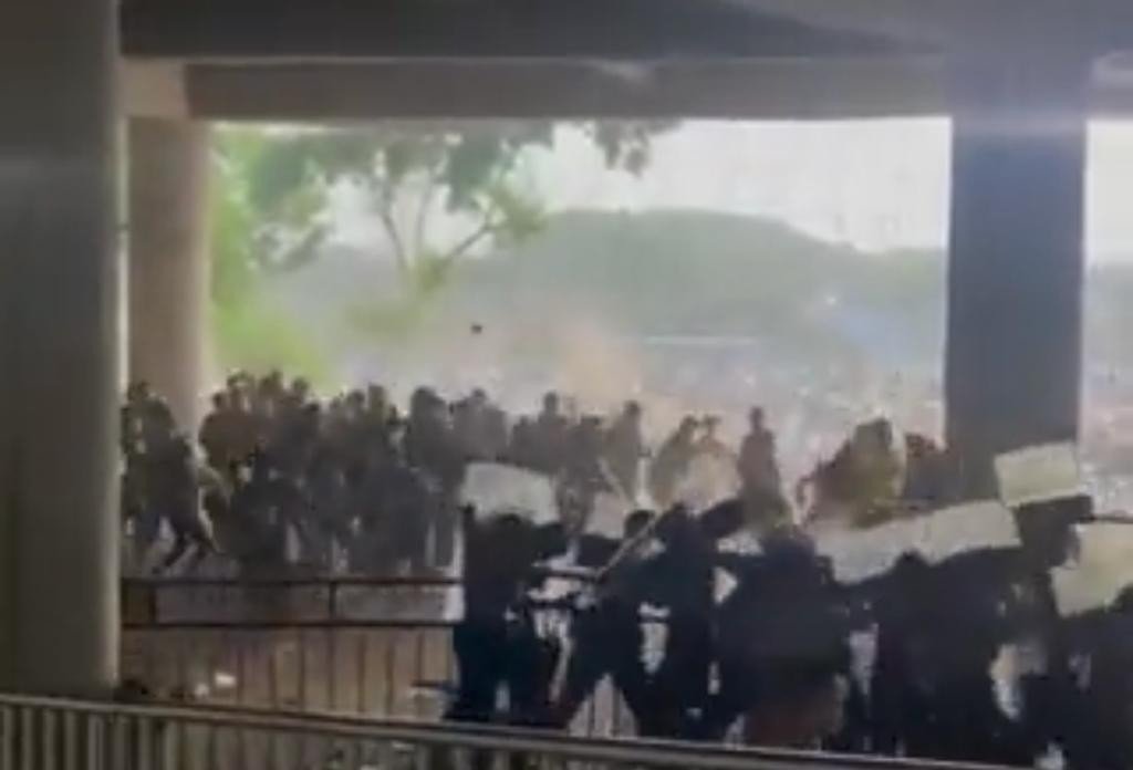 Kericuhan Pascapertandingan: Gresik United Kalah 1-2 dari Deltras FC, Polisi Tembakan Gas Air Mata