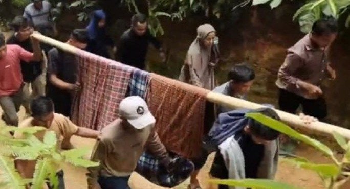 Kisah Pilu Bidan di Daerah Terpencil yang Sakit, Ditandu Warga Selama 10 Jam Lewati Jalan Rusak