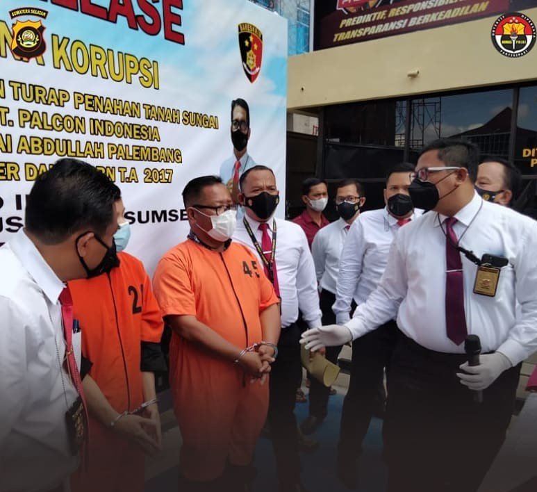 Korupsi Rp 5 Miliar, Polda Sumsel Hadirkan Tersangka Kasus Penimbunan dan Pembangunan Turap Penahan Sungai RS Kusta Dr. Rivai Abdullah Palembang