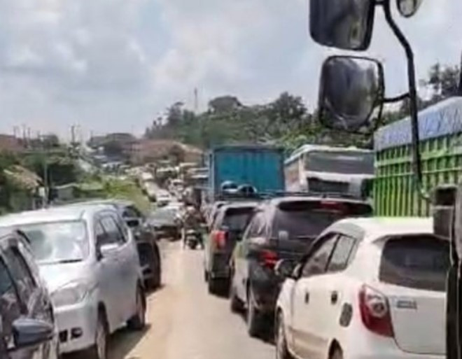 Macet Parah Palembang–Betung Capai Puluhan Kilometer, Jalintim Sumsel Lumpuh Jelang Mudik Lebaran