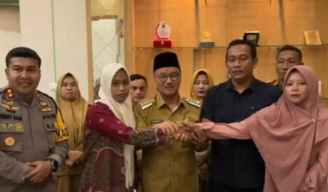 Mediasi Berhasil, Supriyani Bersama Aipda Wibowo Capai Kesepakatan Damai