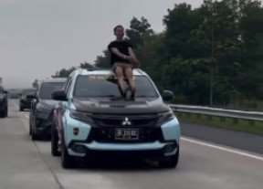 Meresahkanl! Pria ini Joget Pacu Jalur di Atap Mobil di Jalan Tol, Pria Ini Tuai Kecaman dan Kena Tilang!