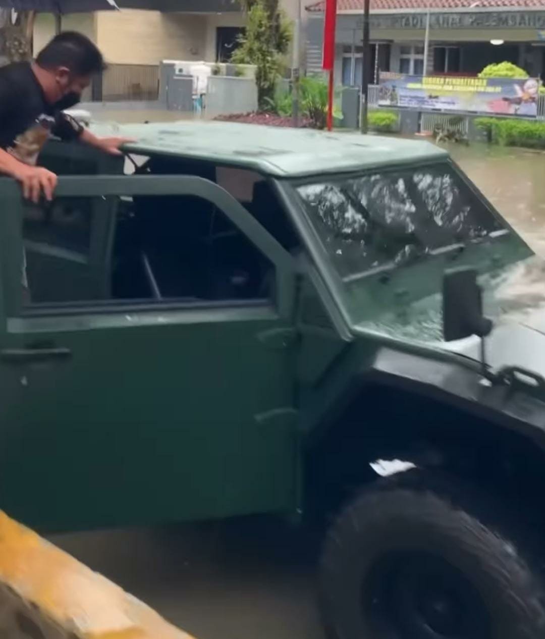 Mobil yang Dikendarai Gubernur Sumsel Saat Memantau Lokasi Banjir di Palembang Mencuri Perhatian Netizen