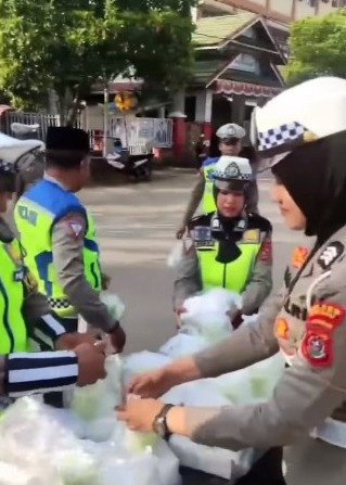 Momen Berbagi Takjil Polisi Buat Jalan Berubah Jadi Sepi: Warga Kira Razia!