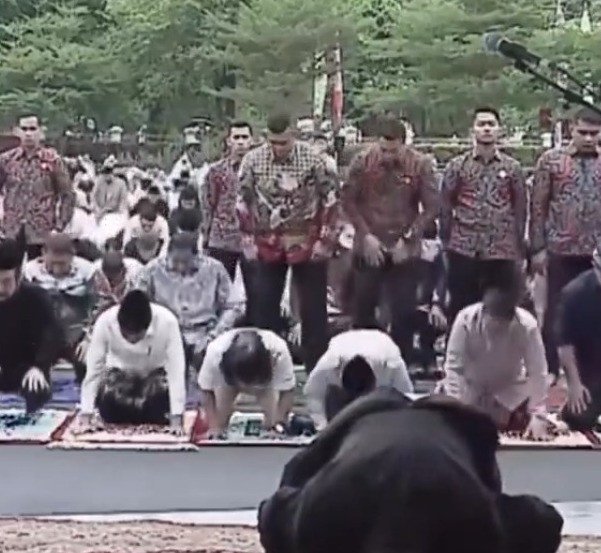 Netizen Komentari Paspampres Tetap Ikut Solat & Lindungi Presiden Jokowi Saat Salat Berjamaah