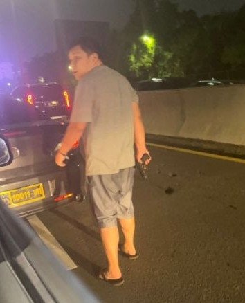 Oknum Anggota Polisi Arogan Todongkan Pistol Hingga Pukul Pengendara Lain di Jalan Tol