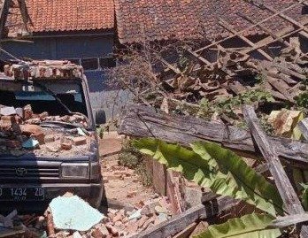 Pasca Gempa 5,0 di Bandung Sejumlah Bangunan Rusak, Warga Bertahan di Tempat Terbuka Akibat Gempa Susulan