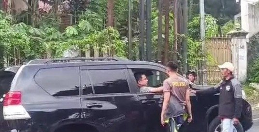 Viral! Mobil Terobos One Way dan Seruduk Polisi yang Tengah Bertugas
