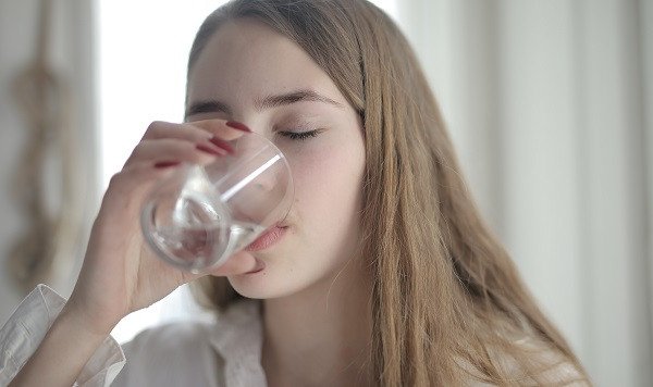 Pentingnya Membiasakan Diri Minum Air Minimal Dua Liter Perhari Untuk Kesehatan