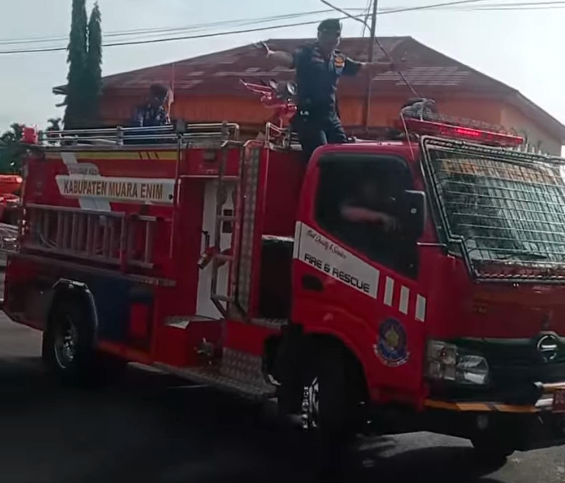 Petugas Damkar Pekanbaru Dibuat Syok oleh Permintaan Warga: Diminta Tangkap "Setan" di Rumah Kontrakan