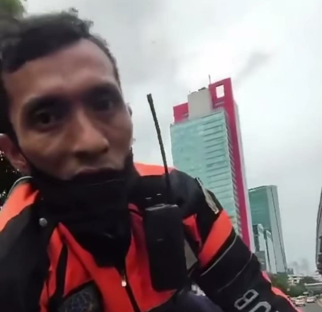 Petugas Dishub DKI Jakarta naik ke kap modil seseorang