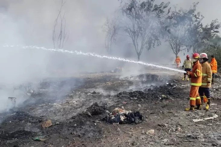 Petugas Lakukan Evakuasi 50 Orang Terdampak Kebakaran TPA Sumur Batu Bekasi