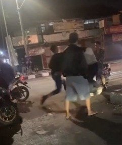 Pria Aniaya Kekasih di Pinggir Jalan, Dihajar Hingga Dikejar Warga
