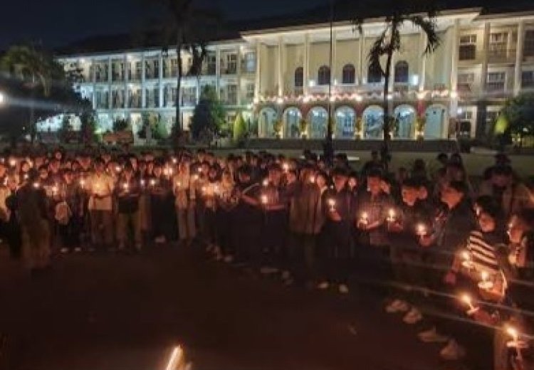 Ratusan Mahasiswa dan Dosen UGM Gelar Aksi Lilin di Bawah Pohon Demi Demokrasi