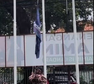 Relawan AMIN Turunkan Bendera NasDem di Markas Timnas AMIN