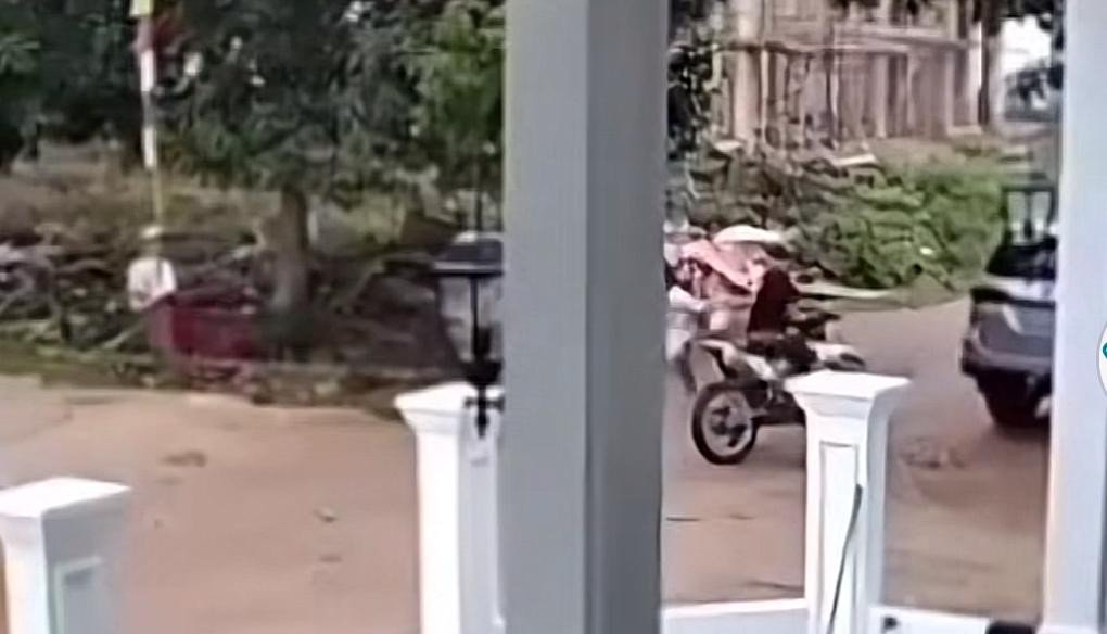Sakit Hati Tak Dipinjami Rp100 Ribu, Wanita Tembak Teman Sekampung di Depan Istrinya hingga Tewas