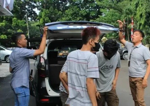 Seorang Pria Dikeroyok Teman Usai Dituduh Cepu Polisi