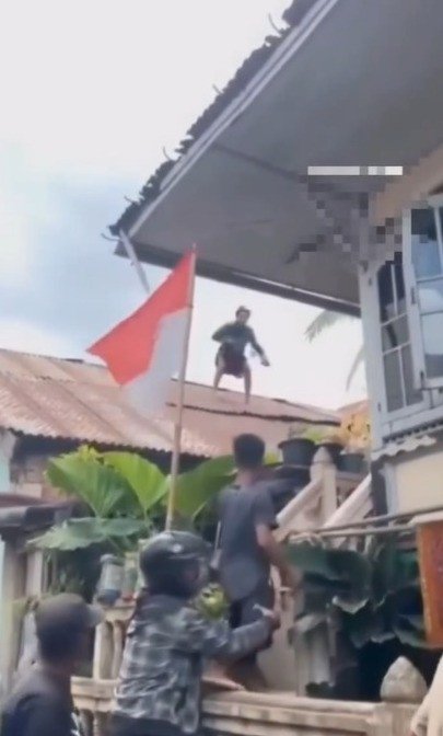 Tertangkap Mencuri Rokok, Pria di Palembang Nekat Kabur ke Atap Rumah dan Berpura-pura Jadi ODG