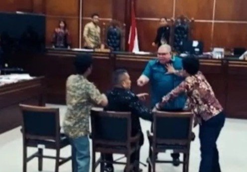 Terungkap! Ini Kalimat yang Dibisikkan Razman Nasution ke Hotman Paris hingga Sidang Ricuh