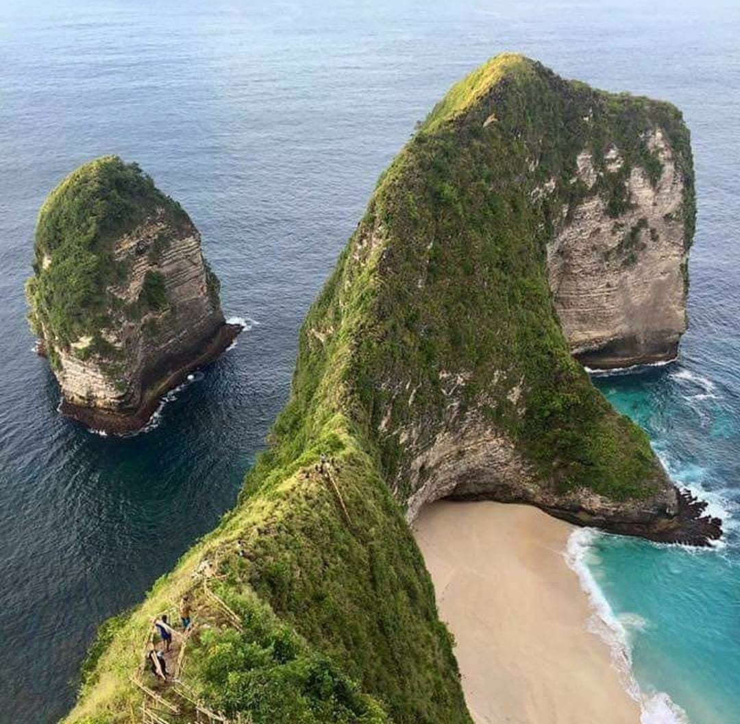 Turis Diimbau Tidak Berenang di Pantai Bali, Gelombang Ombak Tinggi Sedang Menerjang