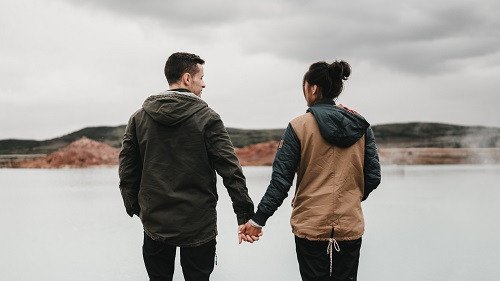 Umbar Kemesraan ke Media Sosial Menandakan Pasangan Tersebut Bahagia?