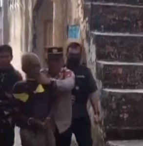 Video Penangkapan Polisi terhadap Pria Diduga Terlibat Penusukan di Palembang Viral