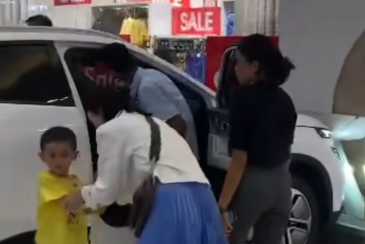 Video Viral Bocah Injak Gas Mobil di Pameran Mall Hingga Hantam Toko