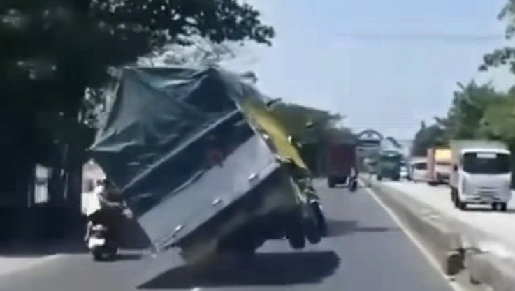 Viral! Aksi Sopir Truk Ugal-ugalan Hampir Timpa Pengendara Motor Demi Konten