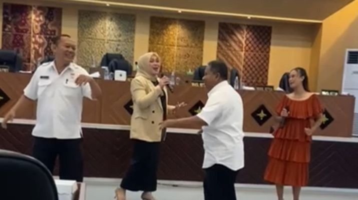 Viral! Anggota DPRD Tuban Joget di Ruang Paripurna Saat Gonjang-Ganjing revisi UU Pilkada