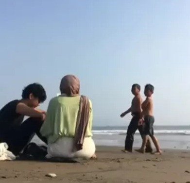 Viral Detik-Detik 2 Bocah Tergulung Ombak Besar Berenang Di Pantai