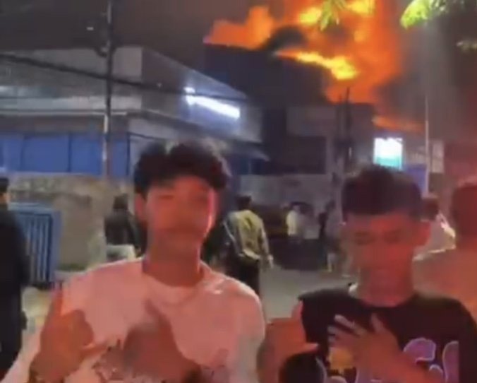 Viral! Dua Remaja Joget TikTok di Tengah Kebakaran, Bikin Netizen Geram